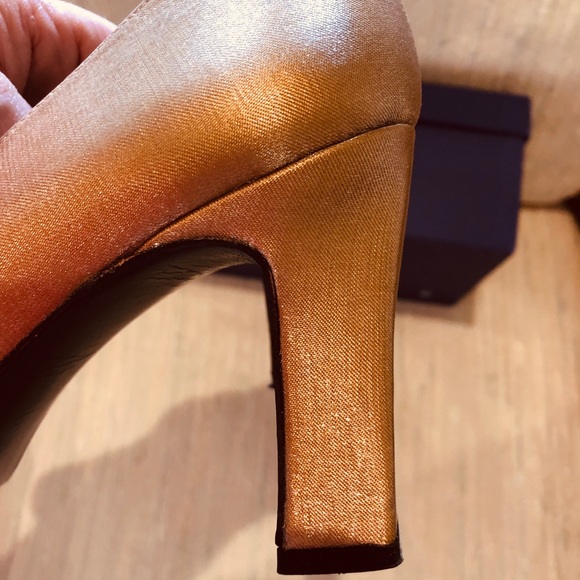 Stuart Weitzman gold fabric pumps - Picture 4 of 4